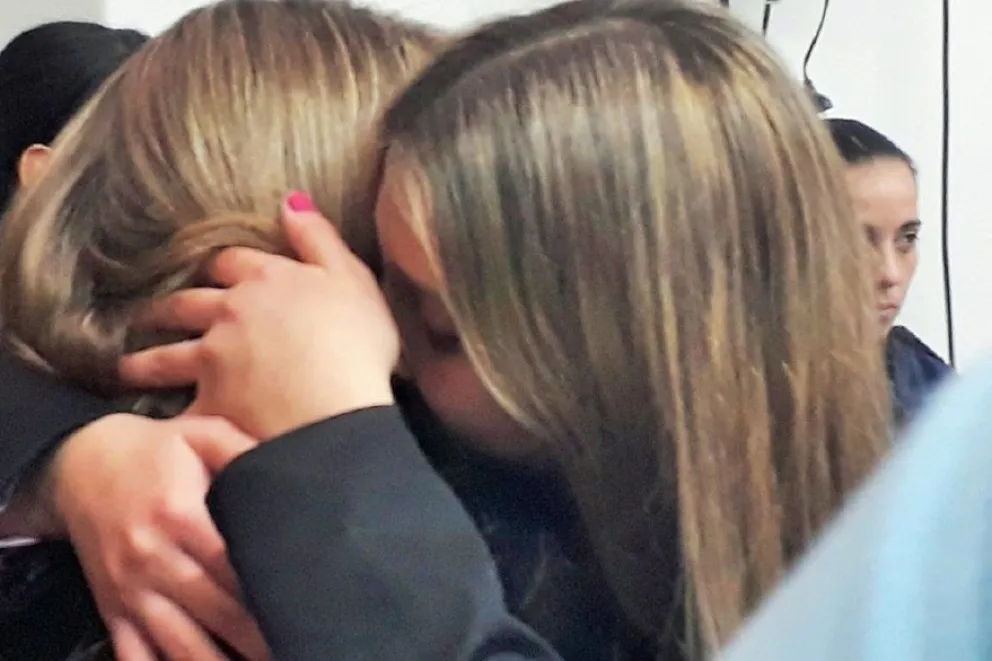 El abrazo de Nahir Galarza con su madre momentos después de escuchar su sentencia en los Tribunales de Gualeguaychú. | Crédito: R2820.com