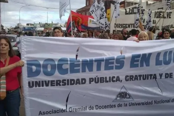 Docentes universitarios entrerrianos están de paro
