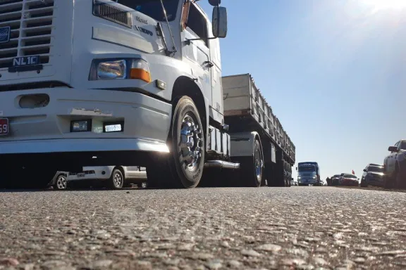 Caos en el acceso al puerto de Brazo Largo por camiones estacionados en la ruta 12