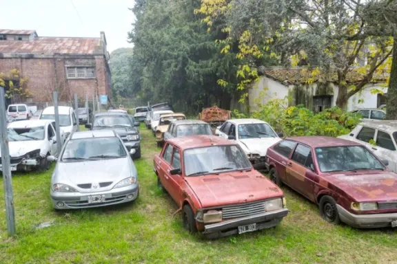 Retiran vehículos abandonados para liberar el espacio público