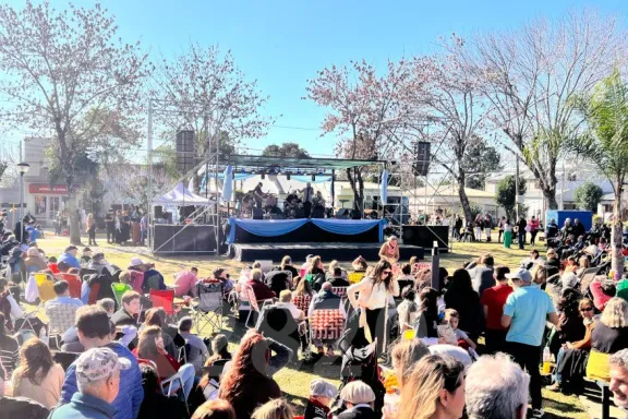 Pueblo Belgrano festeja el Día de la Bandera con desfile y fiesta popular
