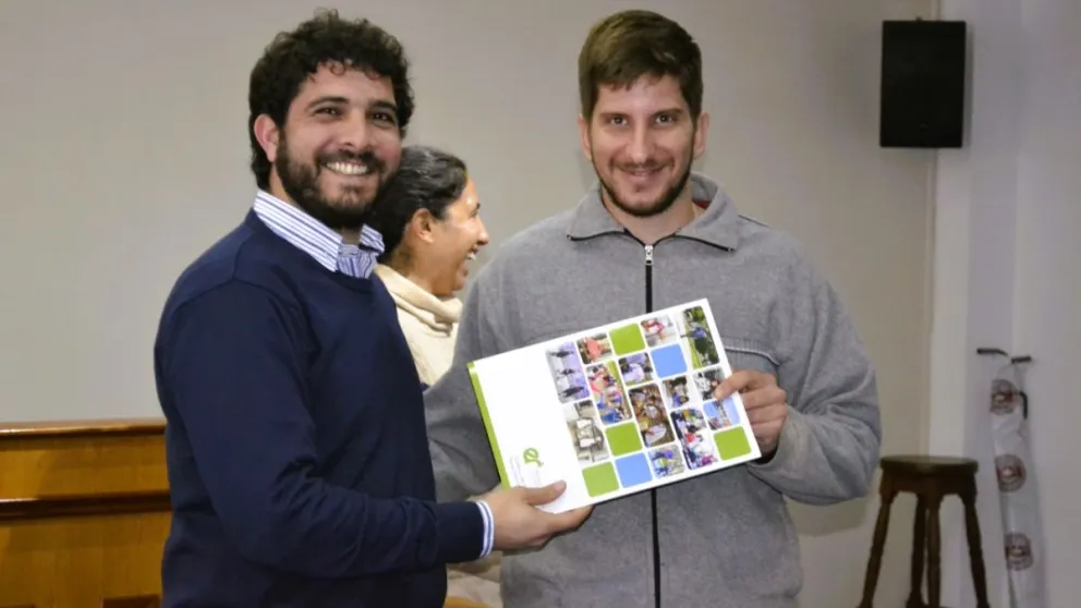 Irigoyen entregando un microcrédito en Urdinarrain.