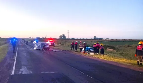 Gilbert: Tres personas murieron en un choque frontal en la ruta 20