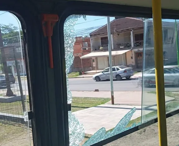 El ataque a un colectivo de la Línea 1 obligó a cambiar el recorrido en la zona sur