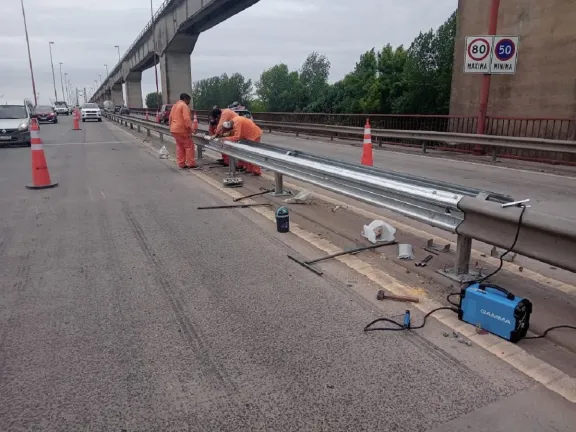 Recambian barandas de seguridad en el Puente Mitre