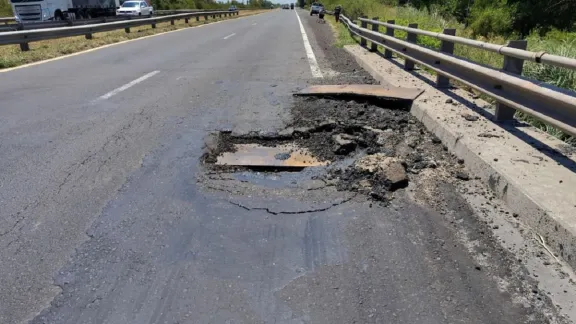 Reparan un cráter en un importante puente de la ruta 12