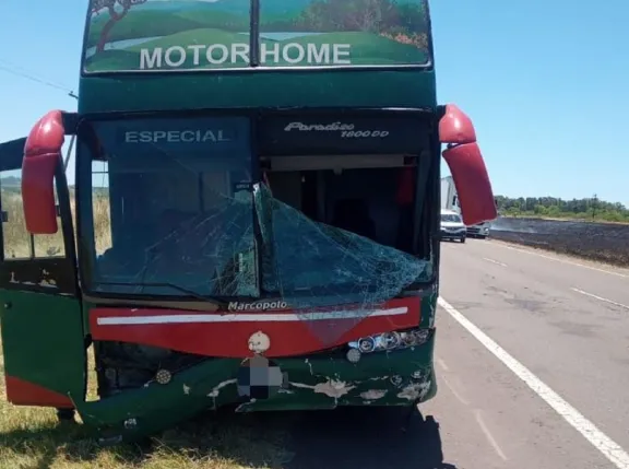 Una mujer sufrió heridas cuando un colectivo chocó su vehículo