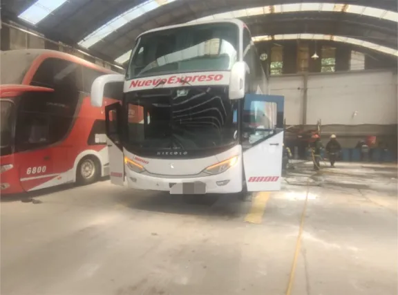 Un trabajador de Nuevo Expreso sufrió quemaduras tras una explosión en un micro