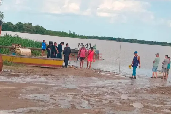 Hallaron un hombre flotando en un balneario en Paraná: lo salvó la mochila