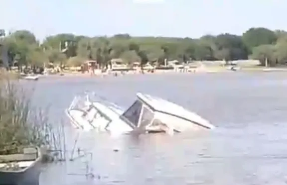 Una embarcación se hundió en el río Gualeguaychú: provocó un gran derramamiento de gasoil