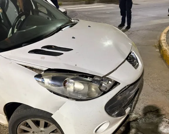 Borracho y sin licencia se escapó de una persecusión y chocó una pared de Jefatura