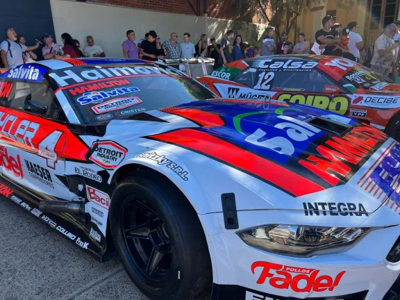 Los motores del TC rugieron en la Costanera en una tarde fierrera con aroma a nafta