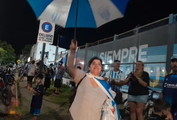 Banderazo a la ilusión: hinchas de Juventud despidieron al equipo con una fiesta
