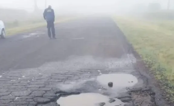 Dos hombres que circulaban en moto resultaron heridos tras caer en la ruta 20