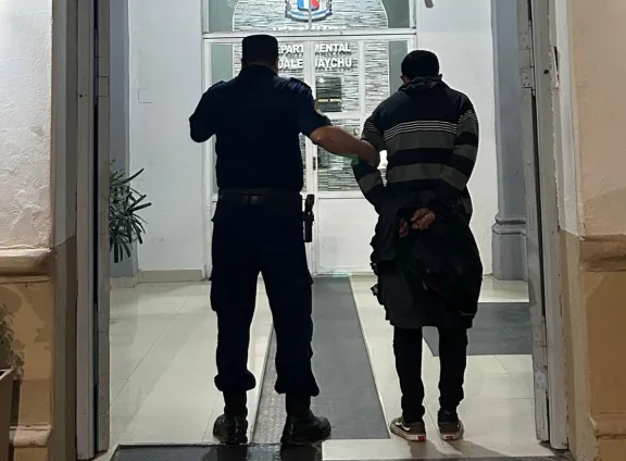 Lo persiguió la Policía, se defendió con una cadena y fue detenido