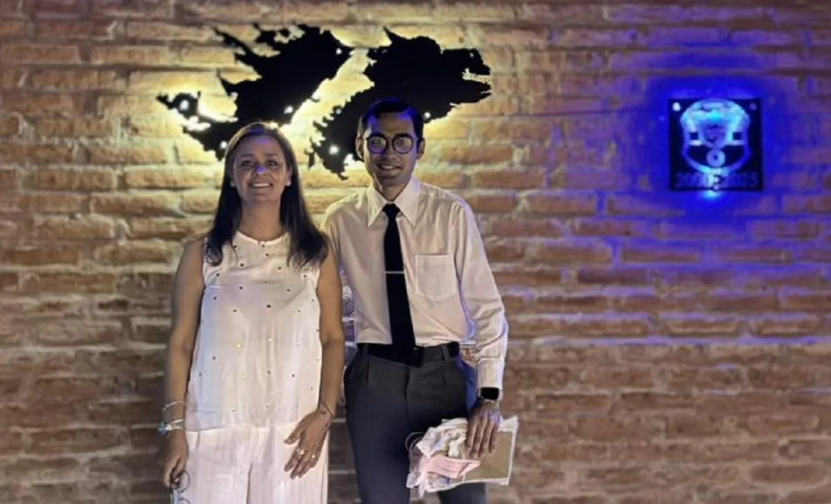 Rodrigo junto a la rectora de la Escuela Secundaria N&deg;17, Delfina Miranda.