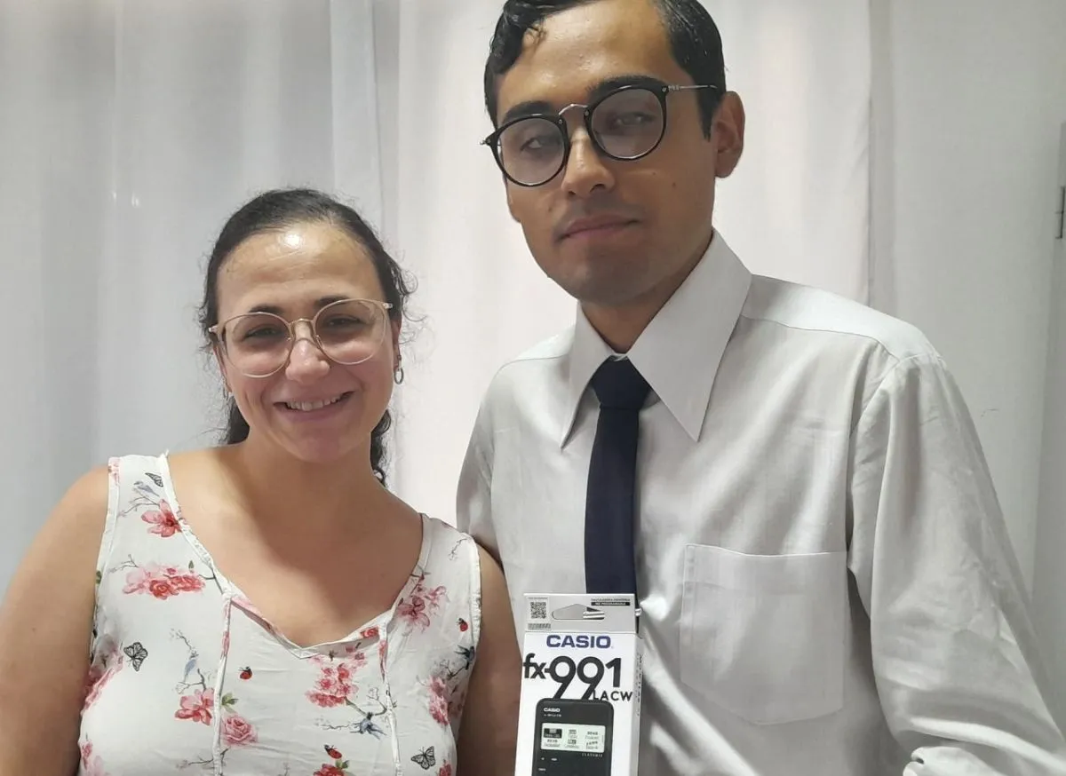 Rodrigo junto Mar&iacute;a Jos&eacute; Scaglia, profesora de F&iacute;sica.