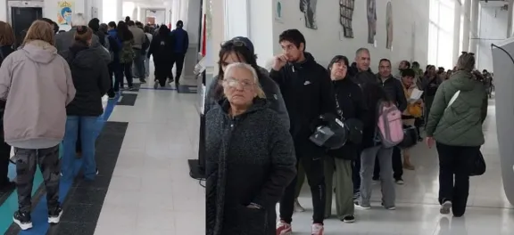 Caótica espera en el Hospital: vecinos hacen fila desde las 3.30 de la madrugada para conseguir un turno