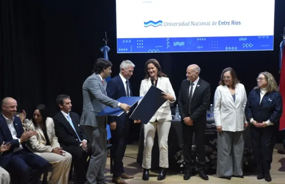 El gualeguaychuense Arbelo asumió como rector de la UNER hasta 2030