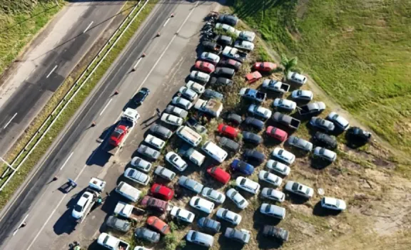 Retiran los vehículos acopiados en el Acceso Sur y desde la AHGG destacan el impacto turístico de la medida