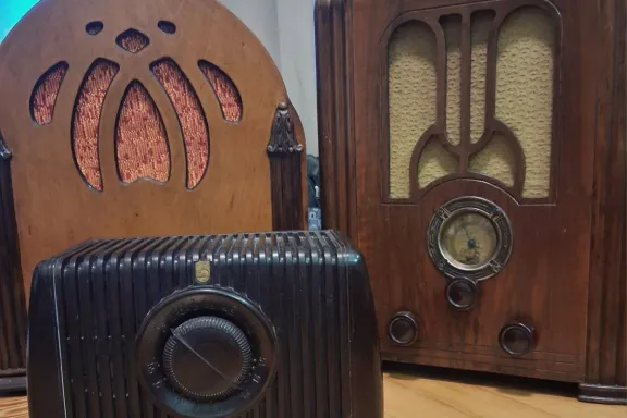 El Museo de la Memoria Popular inaugura una muestra de radios antiguas