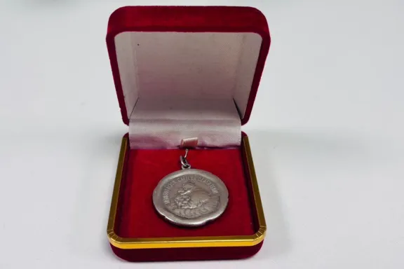 Donaron una medalla fundacional de la Capilla Nuestra Señora del Carmen