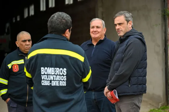 Michel visitó a los bomberos de Ceibas y volvió a cuestionar con dureza a Frigerio