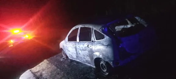 Un auto quedó totalmente destruido tras incendiarse en la ruta 45
