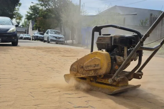 Avanza la reconstrucción del adoquinado de calle Las Casuarinas