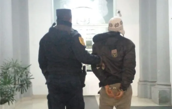 Un remisero alertó que un hombre estaba robando mercadería de una distribuidora