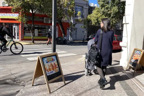 Inspeccionan carteles de los comercios en las veredas de las calles