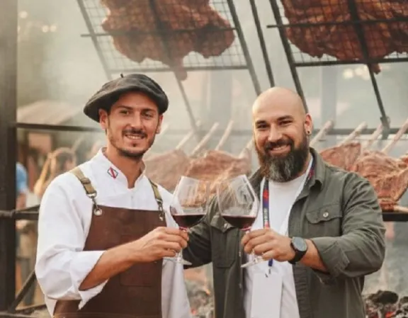 Sabores al fuego: Brasa y Botella desembarca en Pueblo Belgrano