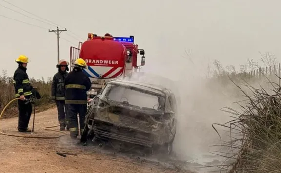 Un auto fue consumido por el fuego en Costa Uruguay Sur