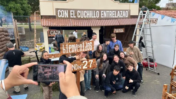 La fiesta que unió generaciones: padres e hijos armaron las pulperías del 25M