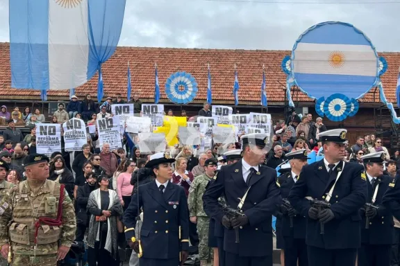 Festejo patrio con tensión: Davico cruzó a los manifestantes y les pidió que "disfruten en paz o se retiren"