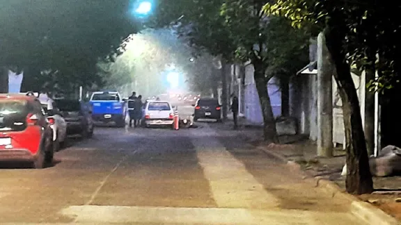 Un motociclista fue trasladado al Hospital Centenario tras un choque con un remis