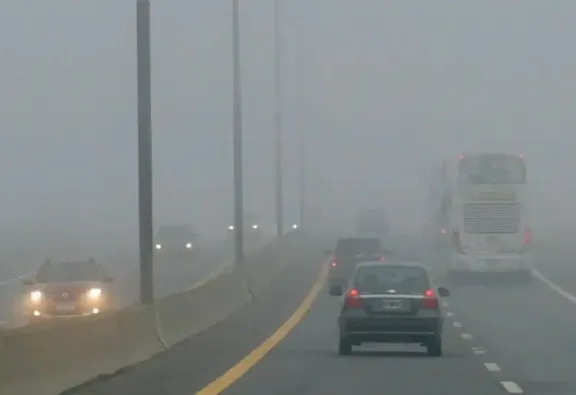 Pese a la intensa niebla, el tránsito es normal sobre la Autovía 14