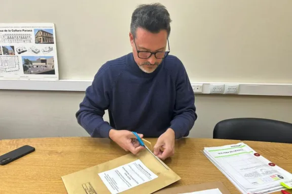Dos oferentes compiten por la refacción de techos de la ENOVA