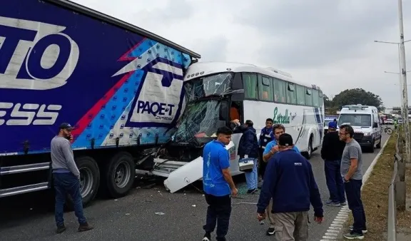 Un camión de la empresa Mostto fue embestido por un micro de tours de compras en la Ruta 9