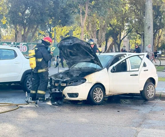 Un automóvil se incendió en pleno microcentro de Gualeguaychú