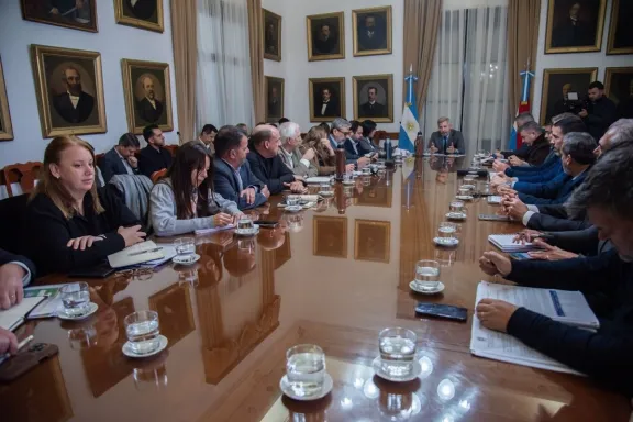 "Tenemos en trámite más de 30 obras" informaron a Frigerio en la reunión de gabinete