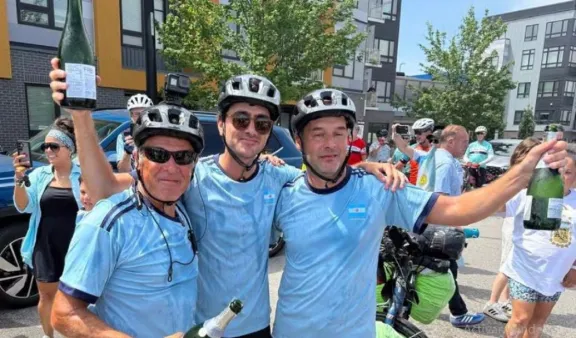 Los biciviajeros de Enbiciando al Mundo vuelven a Gualeguaychú tras acompañar a la Selección en el Mundial