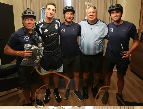 Sueño cumplido: Los biciviajeros se reunieron con Scaloni y la cúpula de la Selección