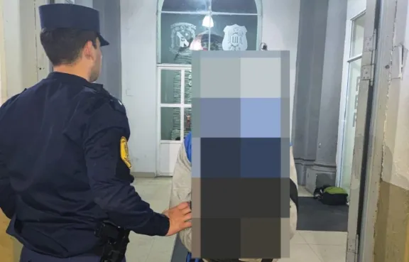 Tenía arresto domiciliario, andaban en la calle y se escondió detrás de un árbol