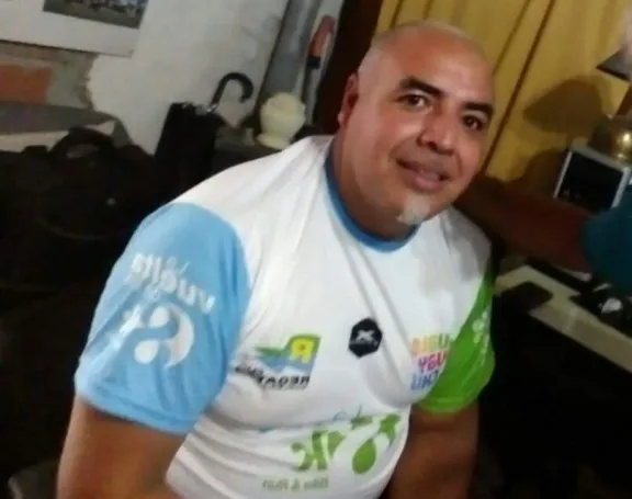 La historia del ex cura Javier Asín que hoy ayuda en la recuperación de adicciones y lleva el Evangelio a la cárcel, de la mano de su pasión: el fútbol