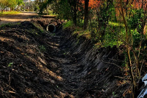 Limpieza y entubado de desagües mejoraron el drenaje en el Camino de la Costa