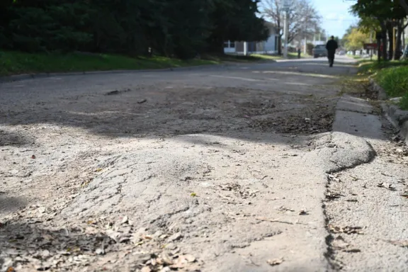 Reconstruirán 3.500 metros cuadrados de calle Perigán para eliminar baches y pozos
