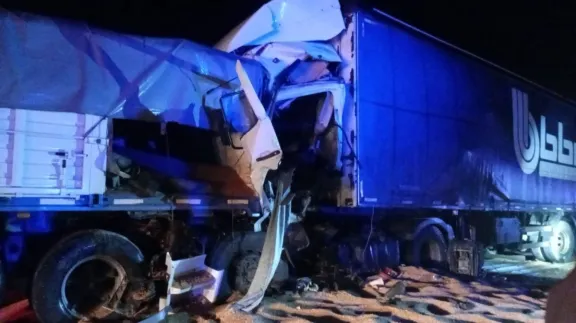 Un camionero quedó atrapado dos horas en su cabina tras un choque en la Autovía 12