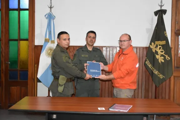 Protección Civil entregó a Gendarmería un compendio técnico sobre mercancías peligrosas