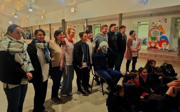 Pilotos de Turismo Carretera y Turismo Pista donaron pintura a una escuela entrerriana